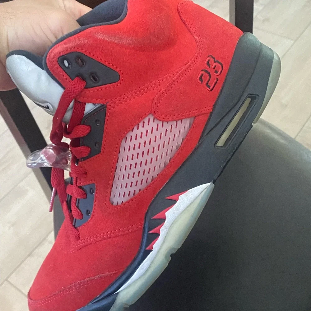 DD0587-600 Nike Air Jordan 5 Retro Raging Bull Toro Bravo Varsity Red Black - Picture 2 of 6